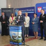 Podpisanie umowy przez przedstawicieli Powiatu Polickiego i firmy Eurovia podczas konferencji prasowej