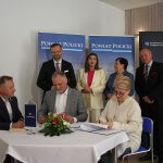 Podpisanie umowy przez przedstawicieli Powiatu Polickiego i firmy Eurovia podczas konferencji prasowej