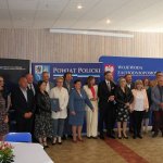 Podpisanie umowy przez przedstawicieli Powiatu Polickiego i firmy Eurovia podczas konferencji prasowej