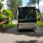 Autokar z grupą dzieci z Ukrainy wjeżdża do ośrodka