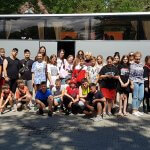 Grupa dzieci z Ukrainy podczas kolonii w Policach na wspólnym zdjęciu