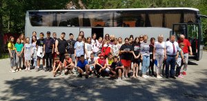 Grupa dzieci z Ukrainy podczas kolonii w Policach na wspólnym zdjęciu