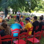 Grupa dzieci z Ukrainy podczas kolonii w Policach podczas ogniska z Burmistrzem Polic