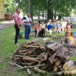 Grupa dzieci z Ukrainy podczas kolonii w Policach podczas ogniska z Burmistrzem Polic i Dyrektorem SOSW nr 1