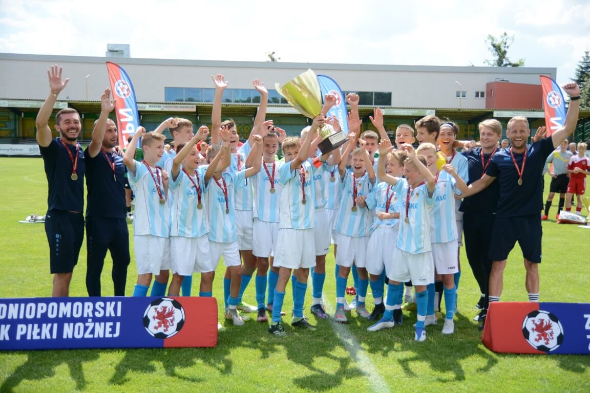 Zwycięzcy Mistrzostw Polski rocznika 2009 na wspólnym zdjęciu