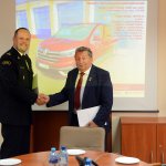 Burmistrz Polic Władysław Diakun z Komendantem Straży Pożarnej w Policach