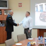 Przedstawiciel firmy z Komendantem Straży Pożarnej w Policach