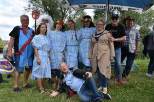 Uczestnicy integracyjnego pikniku Otwarcie Parasola 2022, w tym między innymi Wicestarosta Policki Joanna Napiwodzka, organizatorzy Janusz Szwyd prezes Stowarzyszenia Emerytów i Rencistów Byłych Pracowników Grupy Azoty Zakladów Chemicznych Police SA oraz Wiesław Gaweł Prezes Stowarzyszenia Ekologiczne Łarpia