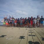 Grupa dzieci z Ukrainy podczas kolonii w Policach na pomoście w Trzebieży