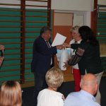 Wręczenie prezentu Burmistrzowi Władysławowi Diakunowi przez opiekuna młodzieży