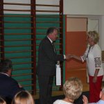 Wręczenie upominku przez opiekuna młodzieży dla Pana Konsula Henryka Kołodzieja