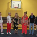 Opiekunowie kolonii śpiewający piosenkę