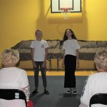 Dwójka nastolatków śpiewająca piosenkę