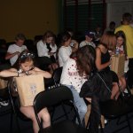 Młodzież przeglądająca swój prezent