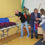 Przekazanie plecaków dla dziewczynek z upominkiem przez Burmistrza Władysława Diakuna