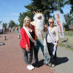 Wicestarosta z Sołtysem Trzebieży pozują do zdjęcia z Neptunem