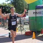 Zawodnik przekraczający linie mety podczas kończącego biegu