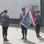 Zdjęcie policjantów trzymających sztandar