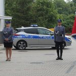 zdjęcie policjantów przy mównicy wraz ze sztandarem