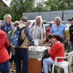 Uczestnicy kolorowego pikniku integracyjnego pod nazwą Otwarcie Parasola 2022 odbywającego się na stanicy wodnej w Policach