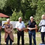 Uczestnicy kolorowego pikniku integracyjnego pod nazwą Otwarcie Parasola 2022 odbywającego się na stanicy wodnej w Policach