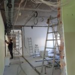 trwające prace remontowe, na fotografii pracownik wykonujący swoją pracę