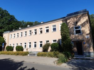 Budynek z zewnątrz przy ul. Kresowej w Policach