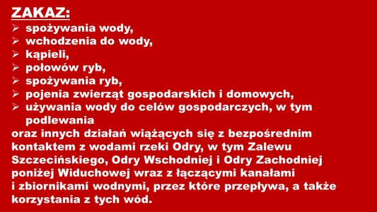 Czerwona plansza z białymi napisami dotyczącymi zakazu bezpośredniego kontaktu z wodami Odry, w tym Zalewu Szczecińskiego, Odry Wschodniej i Odry Zachodniej poniżej Widuchowej wraz z łączącymi kanałami i zbiornikami wodnymi, przez które przepływa, a także korzystania z tych wód