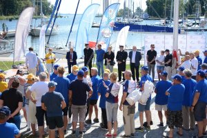 Uczestnicy i zaproszeni goście podczas zakończenia regat turystycznych