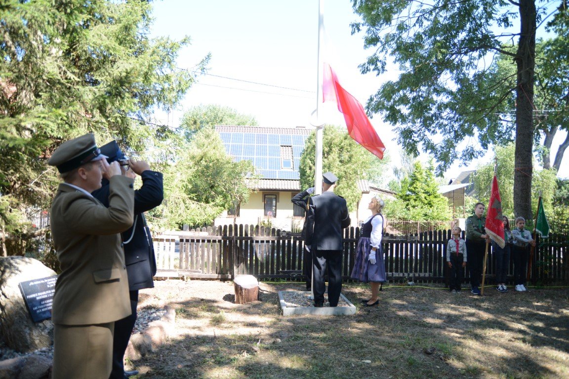 Podniesienie flagi na maszt w Brzózkach