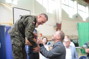 Starosta Policki Andrzej Bednarek wręcza nagrodę zwycięzcy