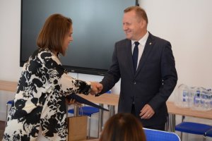 Starosta Policki Andrzej Bednarek wręcza dokument uczestnikowi projektu