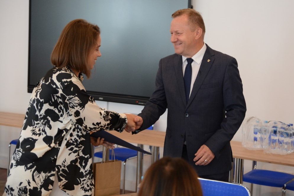 Starosta Policki Andrzej Bednarek wręcza dokument uczestnikowi projektu