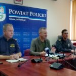 Starosta Policki Andrzej Bednarek i przedstawiciele straży pożarnej i straży miejskiej poodczas briefingu prasowego