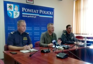 Starosta Policki Andrzej Bednarek i przedstawiciele straży pożarnej i straży miejskiej poodczas briefingu prasowego