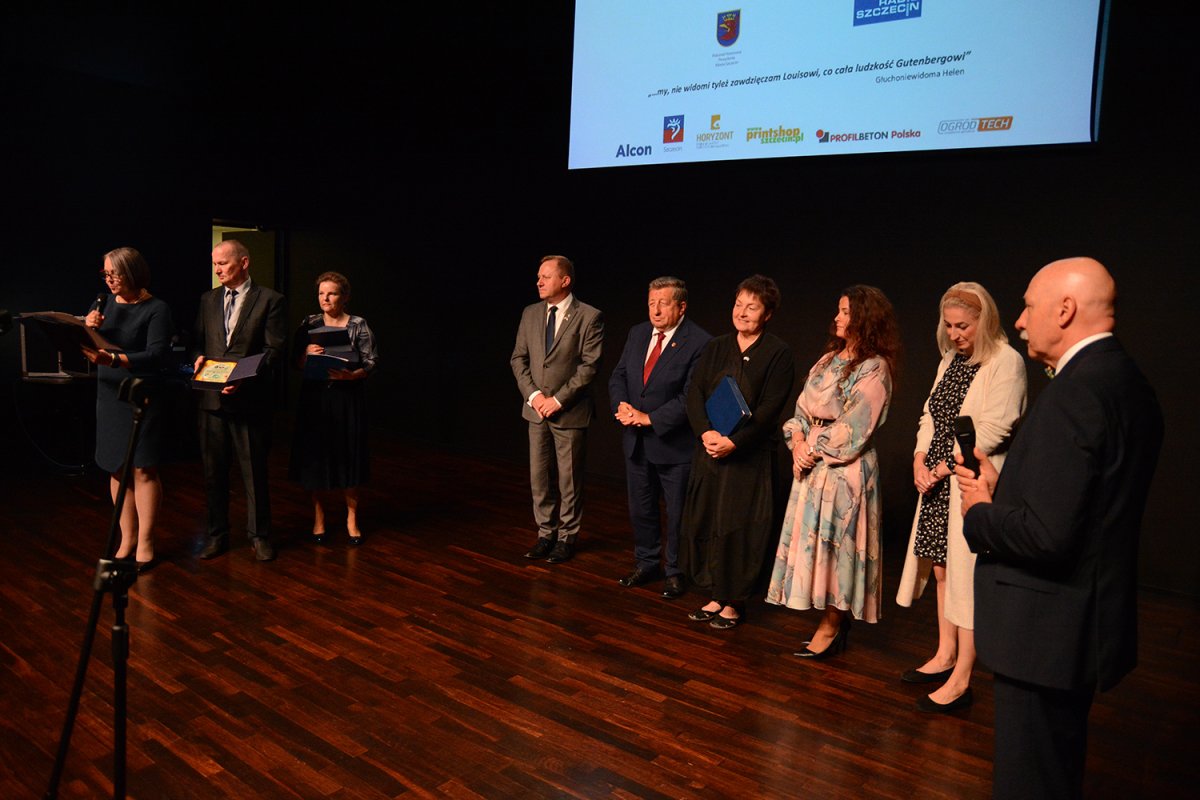 Przedstawiciele Powiatu Polickiego i Gminy Police na scenie podczas odbierania wyróżnień