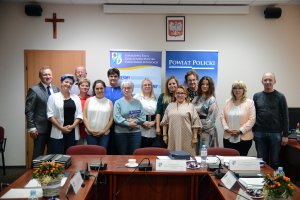 Członkowie Powiatowej Rady Działalności Pożytku Publicznego w Policach na wspólnym zdjęciu