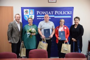 Starosta Policki Andrzej Bednarek, Członek Zarządu Powiatu w Policach Beata Chmielewska oraz Oliwia Styczyszyn z rodzicem i trenerem na wspólnym zdjęciu