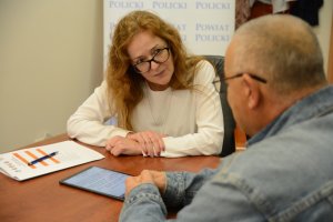 Kobieta wykonująca test sprawności podczas testu "Alzheimer"