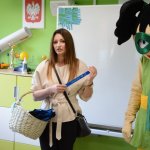 Uczestnicy akcji "Na drodze wybierz Życie" otrzymują odblaski