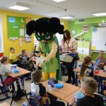 Uczestnicy akcji "Na drodze wybierz Życie" otrzymują odblaski