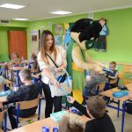 Uczestnicy akcji "Na drodze wybierz Życie" otrzymują odblaski