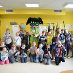 Uczestnicy akcji "Na drodze wybierz Życie" otrzymują odblaski