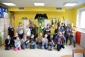 Uczestnicy akcji "Na drodze wybierz Życie" otrzymują odblaski