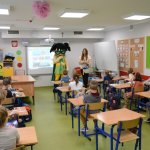 Uczestnicy akcji "Na drodze wybierz Życie" otrzymują odblaski