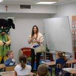 Uczestnicy akcji "Na drodze wybierz Życie" otrzymują odblaski