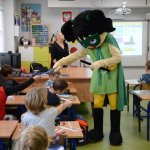 Uczestnicy akcji "Na drodze wybierz Życie" otrzymują odblaski