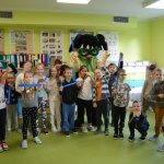 Uczestnicy akcji "Na drodze wybierz Życie" otrzymują odblaski