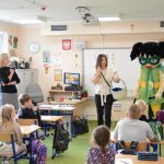 Uczestnicy akcji "Na drodze wybierz Życie" otrzymują odblaski