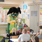 Uczestnicy akcji "Na drodze wybierz Życie" otrzymują odblaski